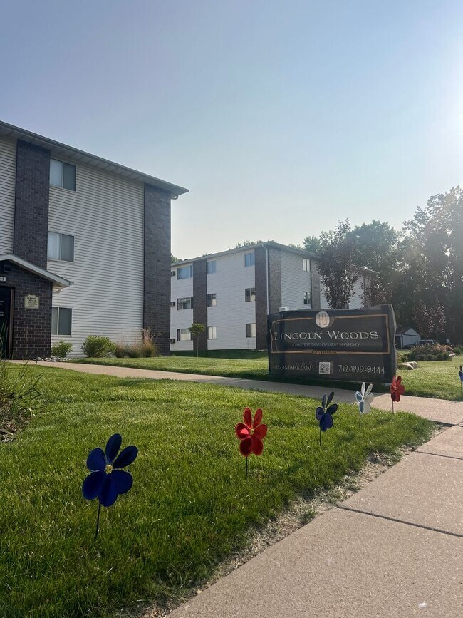Building Photo - Large 2 bedroom at Lincoln Woods Apartment...