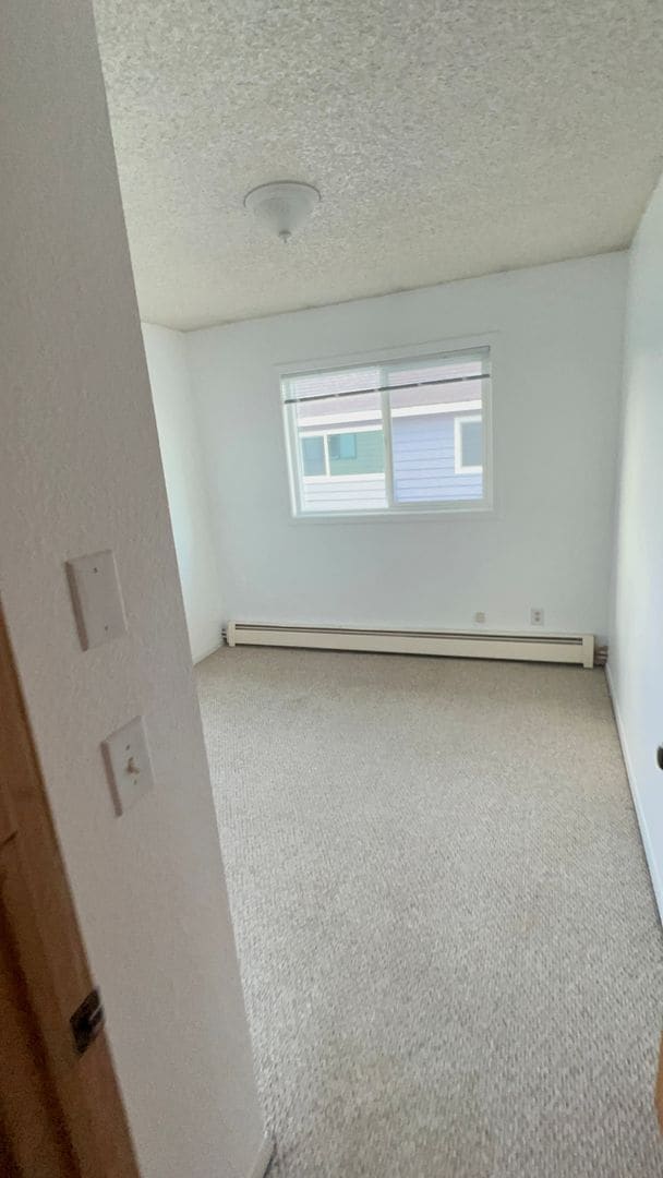 Building Photo - 3 Bedroom Apartment in Jewel Lake w/ Garage!