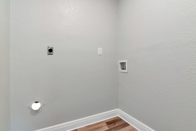 Building Photo - Beautifully Updated 3/2 in Bradenton — Up to One Month Free!