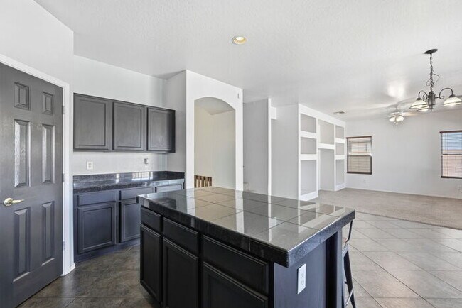 Building Photo - Moving in Special on OAC, 6bedroom 3bath Sparkling pool