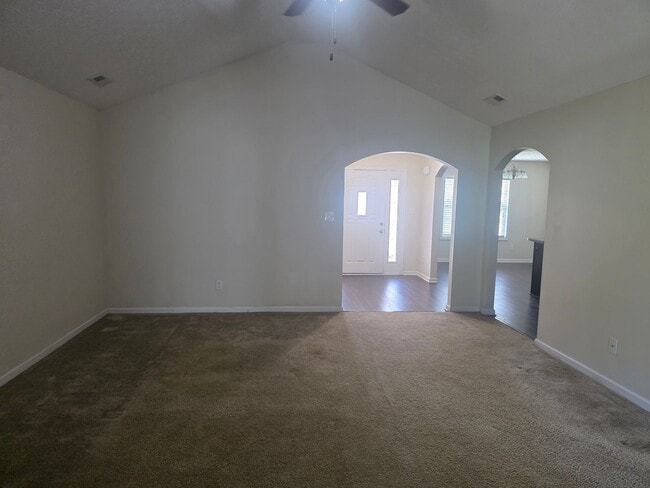 Building Photo - Nice 3 bedroom, 2 bath home with 2 car gar...
