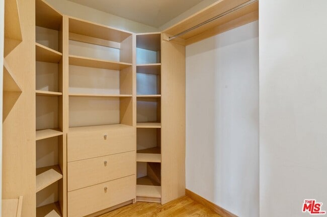 Building Photo - 8614 Hollywood Blvd