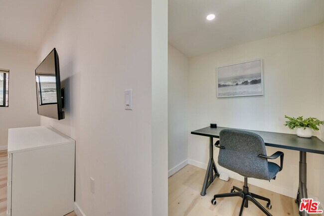 Building Photo - 918 N San Vicente Blvd