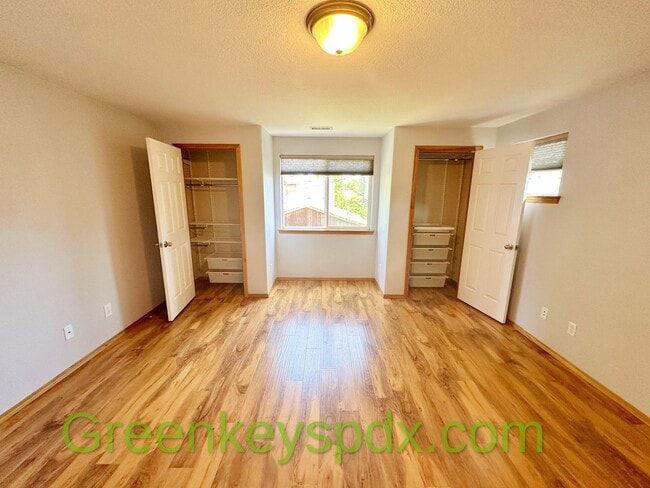 Building Photo - Awesome 3-bedroom 2.5-bathroom house in NE...