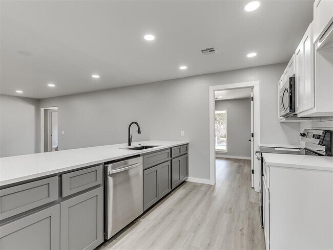 Building Photo - Look at this beautiful home!! 4 bed, 3 full baths!