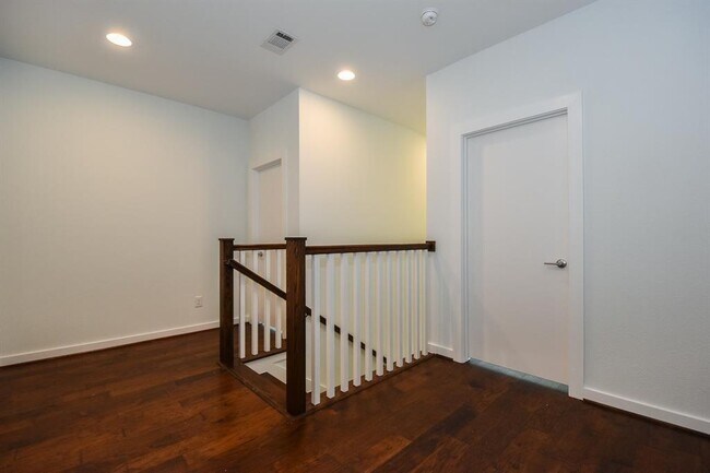 Building Photo - 713 James St