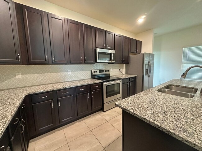 Building Photo - Huge Screened Lanai! Modern & Spacious 4 Bed 2 Bath