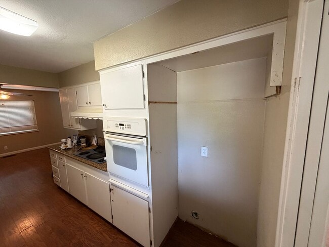 Building Photo - 4752 Crestview Dr