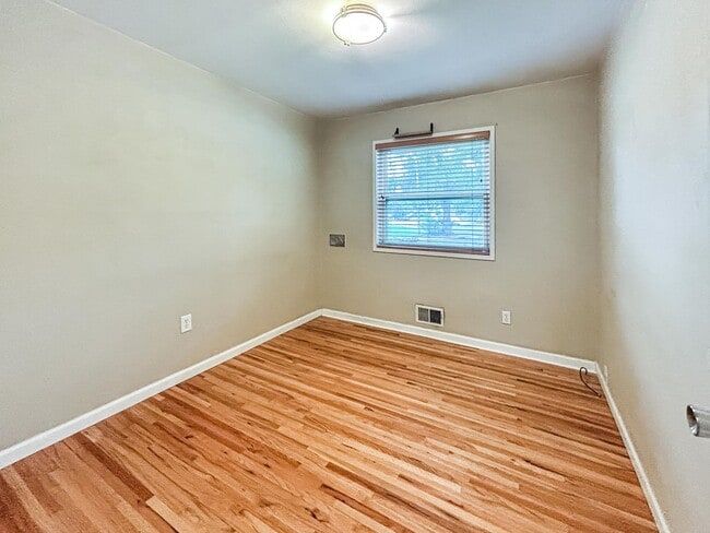 Building Photo - $0 DEPOSIT OPTION. CHARMING 3-BEDROOM HOME...