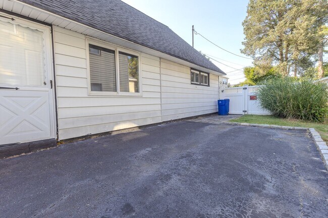 Building Photo - Spacious 2 Bedroom, 1 Bathroom (Full House - Rental)