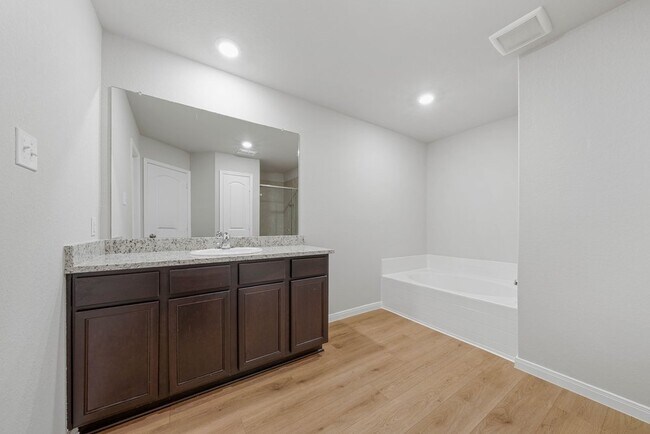 Building Photo - Spacious 3-Bed Townhome with Garage & Fenced Yard in New Braunfels – 1,920 Sq Ft!