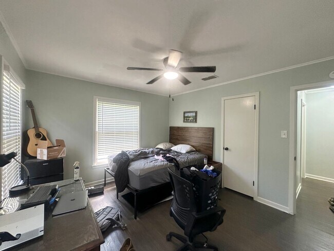 Building Photo - Updated 3-Bedroom Home Near TJC & Medical ...
