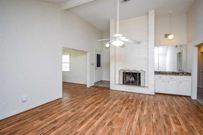 Building Photo - 11366 Oakcenter Dr