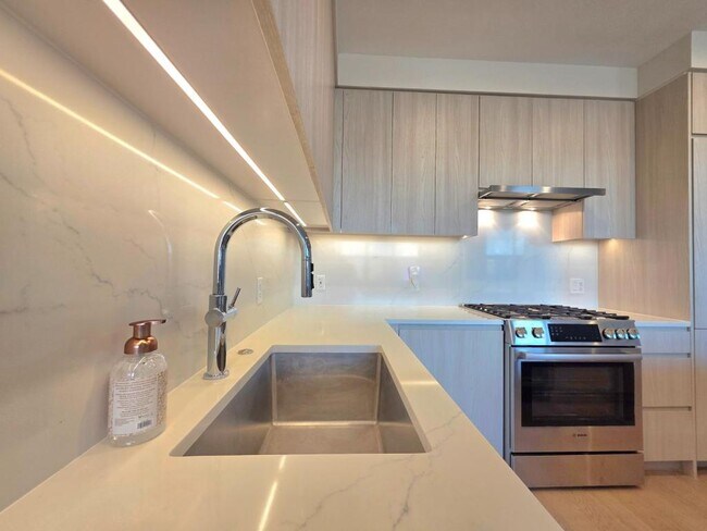 Building Photo - 737 Swann Ave