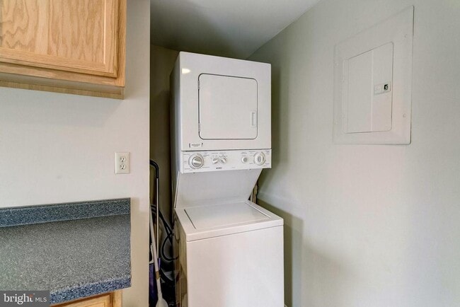 Building Photo - 1458 Riverside Ave