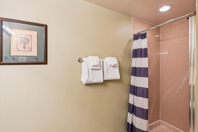 Building Photo - 9900 S Thomas Dr