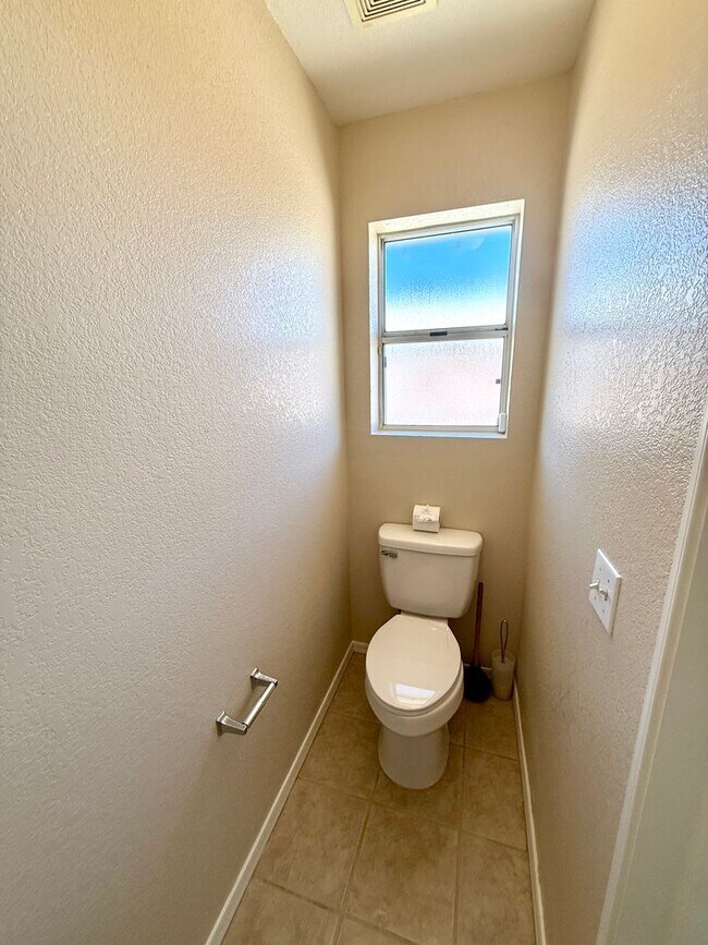 Building Photo - Charming 2 Bed, 2 Bath Home with Open Floo...