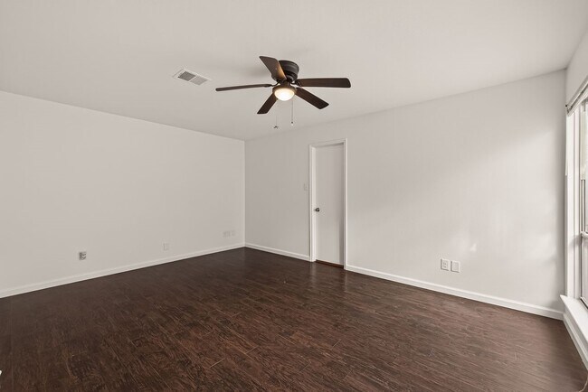 Building Photo - 1007 Apache Falls Dr