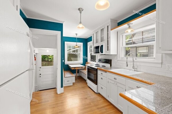 Building Photo - Charming Hosford-Abernethy Craftsman – 3 Bedroom Home w/ Fenced Yard - Pets Welcome!