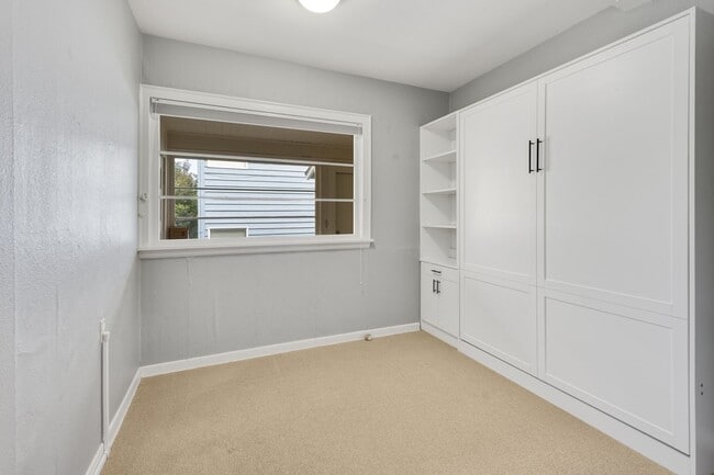 Building Photo - Charming 1906 Craftsman in Fremont — 3 Beds, Walk to Shops & Parks