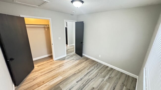 Building Photo - 2 Bedroom , 1 Bathroom Apartment!