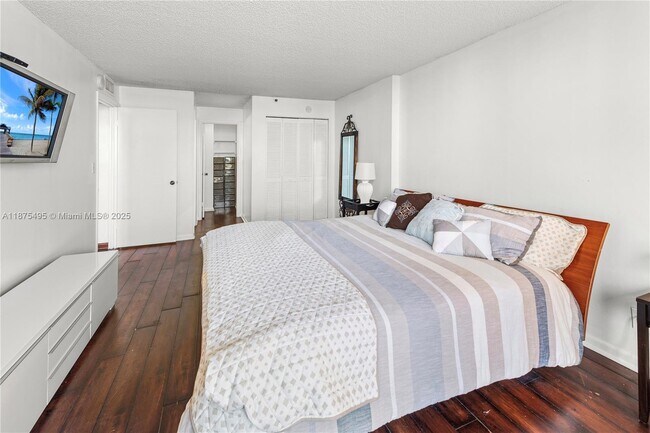 Building Photo - 2555 Collins Ave
