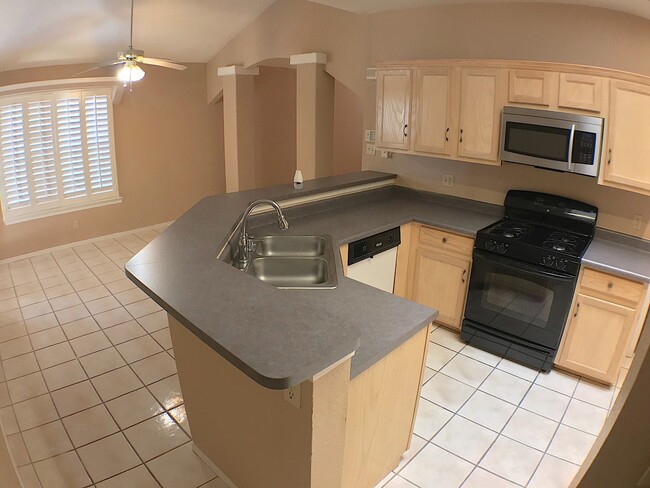 Building Photo - North Hills 3 Bed Refrig A/C!