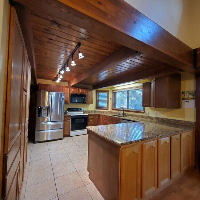 Building Photo - Beautiful home on Skyline Drive