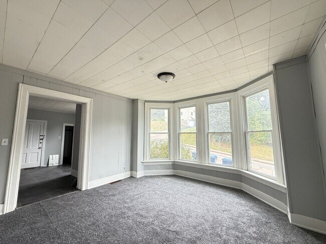 Building Photo - 1402 W 9th St