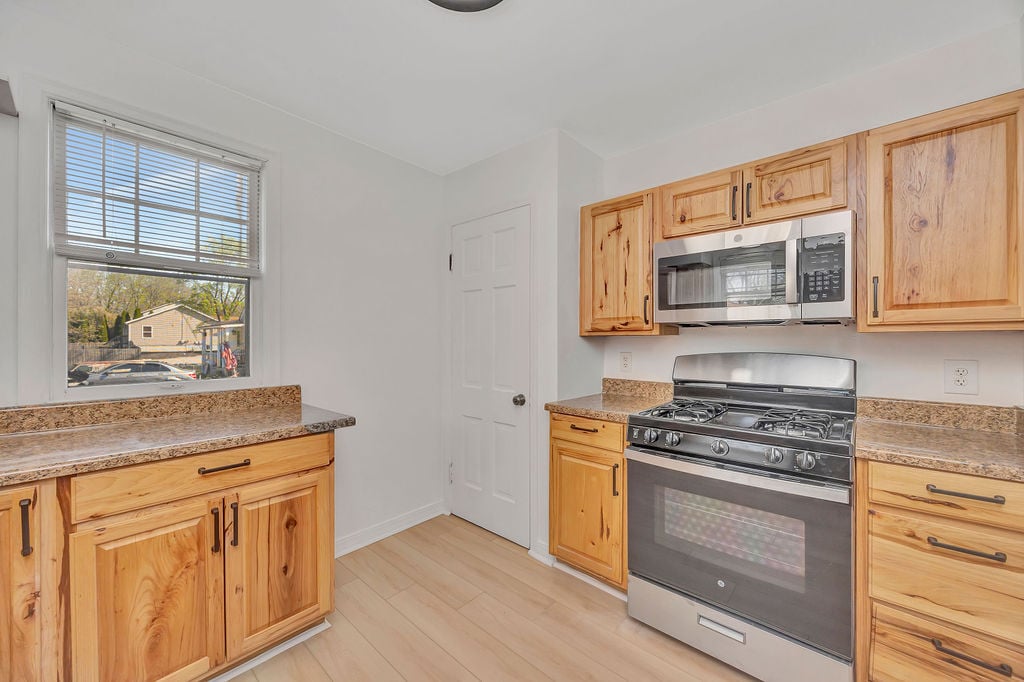 Building Photo - 8253 Brownsway Ln