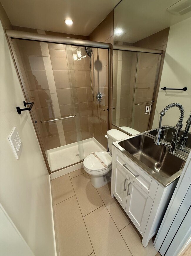 Building Photo - Modern Townhome Just One Block from Green ...