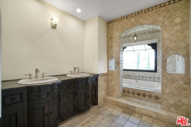 Building Photo - 209 N Doheny Dr