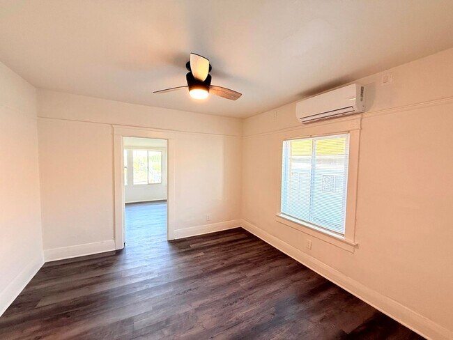 Building Photo - 1908-1910.5-19105 Daly St