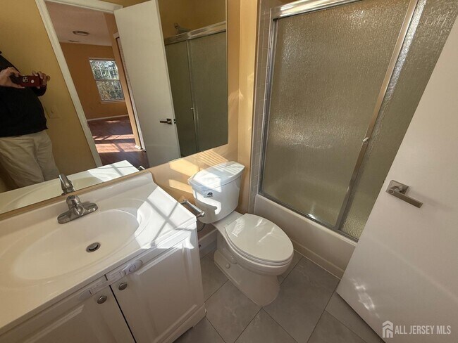 Building Photo - 131 Albury Way