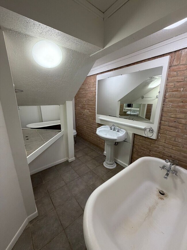 Building Photo - 16920 Rocky Ridge Rd