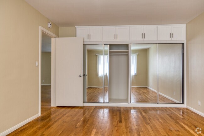 Interior Photo - 326 San Vicente Blvd