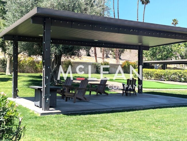 Building Photo - Cozy Palm Springs Villas II Condo
