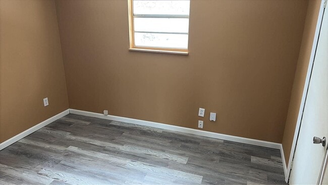 Building Photo - Maynardville 37807 - 2 bedroom, 1 bath apartment water included - Contact Lisa Vineyard and Shann...