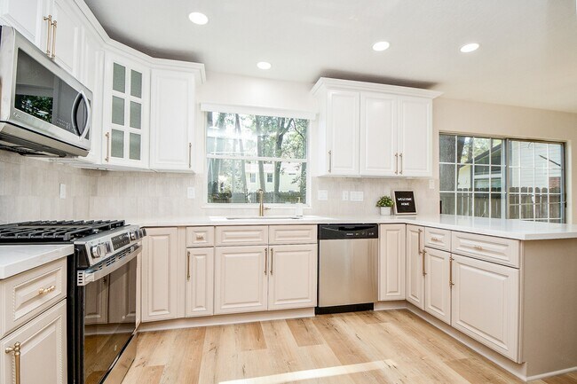 Building Photo - 21 Edgewood Forest Ct