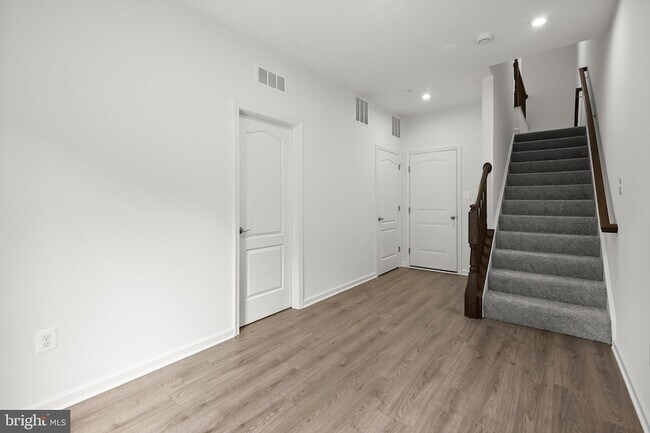 Building Photo - 643 Eastland Row