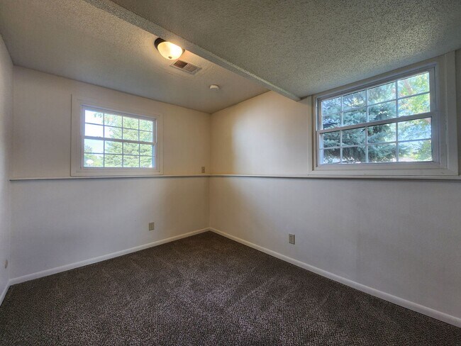 Building Photo - 2 Bed 1 Bath Duplex