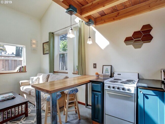 Building Photo - 1x1 in NE Portland!