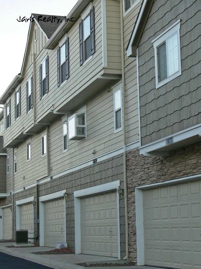 Building Photo - Fabulous Dual-Suite Red Hawk Town-home w/G...