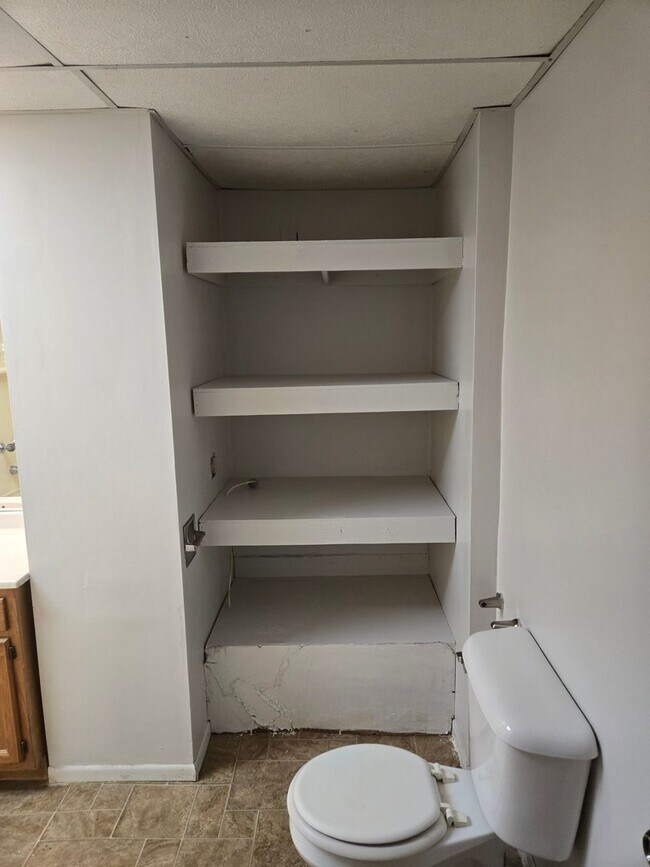Building Photo - Characteristic 3-Bedroom Home with Dual Ga...