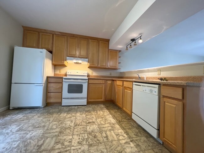 Building Photo - 2 Bedroom townhouse with garage near Med C...