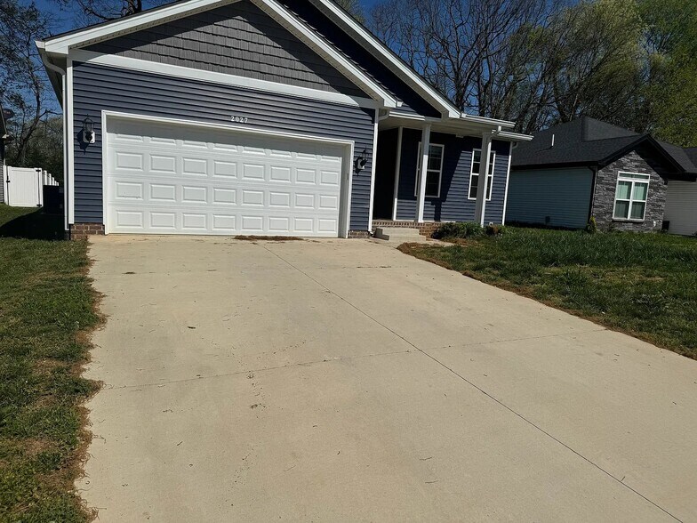 Building Photo - 2027 Spring Lakes Cir