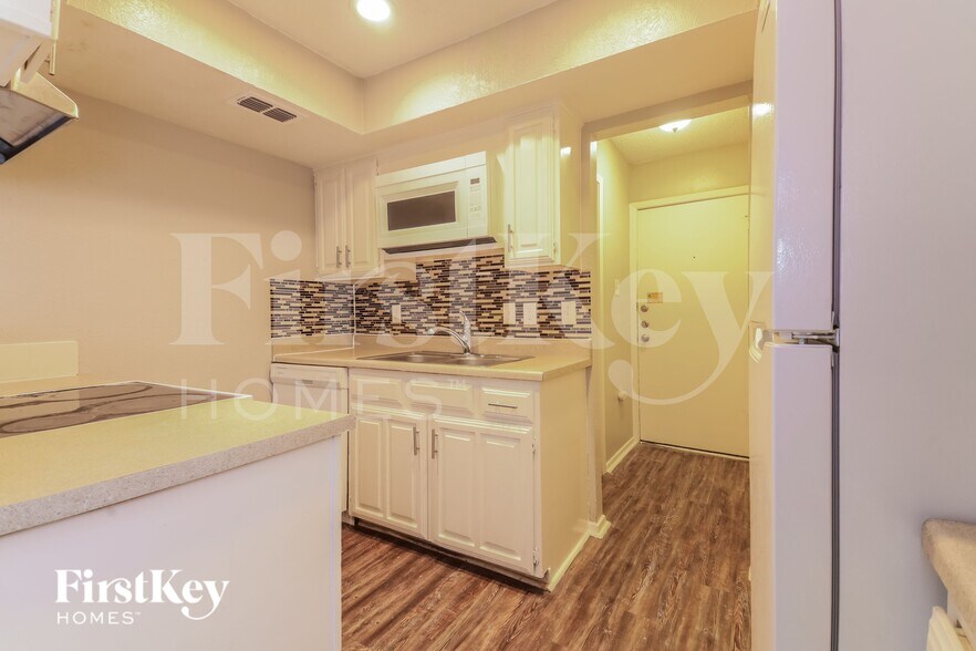 Building Photo - 2933 Southern Cross Dr