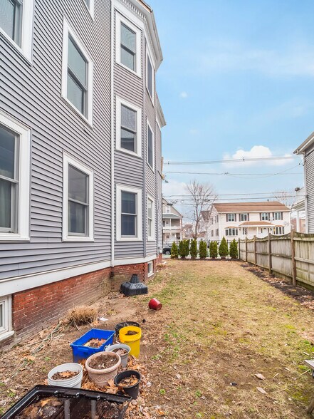 Building Photo - 318 Beacon St