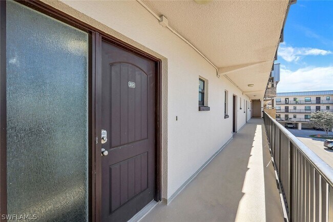 Building Photo - 803 River Point Dr