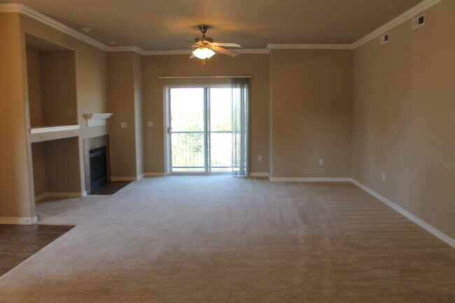 Building Photo - $1742 | 2BR/2BA | Lovely Townhome with a P...